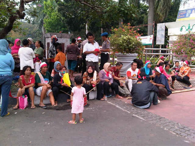 Warga Meruya Utara Berdemo Tuntut Pelebaran Jalan Alternatif 