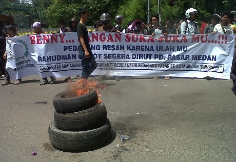 Ratusan Pedagang Lempar Tomat Busuk ke Kantor Walikota Medan