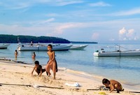 Anak-anak di Pantai Boneoge Anak-anak di Pantai Boneoge