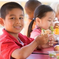 Anak yang Ambil Makan Sendiri Cenderung Makan Berlebihan
