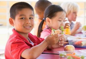 Anak yang Ambil Makan Sendiri Cenderung Makan Berlebihan