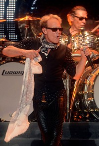 Sang vokalis David Lee Roth enerjik menggoyang panggung. Getty Images/Frazer Harrison.