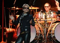 David pun mengajak penonton bergoyang. Getty Images/Frazer Harrison.