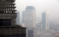 Sebagian wilayah kota Jakarta terlihat berkabut.