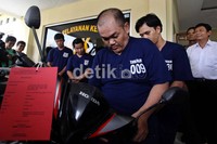 Lima pelaku pencurian dengan kekerasan dihadirkan dalam gelar barang bukti di Mapolsek Gambir, Jakarta Pusat.