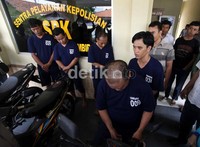 Para tersangka tersebut dijerat dengan pasal 363 KUHP dengan ancaman hukuman 5 tahun penjara.