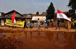 Warga Meruya Demo Minta  Akses Jalan