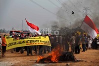 Selama ini warga hanya dapat mengakses gang berukuran kecil untuk dapat keluar ke Jl Meruya Utara. Sedangkan warga yang memiliki kendaraan roda empat atau lebih, terpaksa berputar cukup jauh.