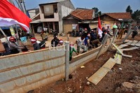 Warga membongkar pagar pembatas yang menutupi jalan.