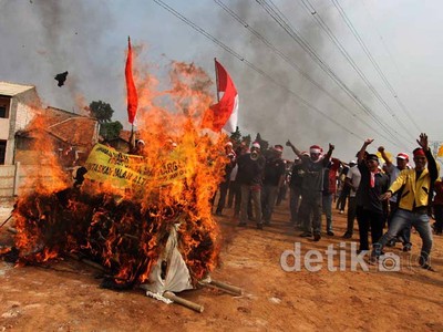 Warga Meruya Demo Minta  Akses Jalan