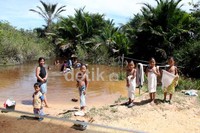 Saat detikFoto menyisir perjalanan darat tidak kurang 600 km dari Pontianak-Sintang-Merakai-Perbatasan, pekan lalu, hanya sebagian kecil hutan yang masih tersisa. Terlihat anak-anak dan ibu-ibu mandi dan mencuci di sisa-sisa sungai yang keruh dan mengering.