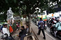 Salah satu kantong plastis bertuliskan Macet itu Biasa, Ojek Aja.