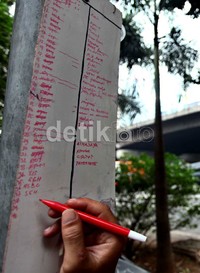 Saking banyaknya penumpang, mereka menerapkan sistem absen untuk mendata pengojek yang mengantre.