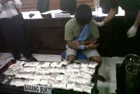 Petugas menggelar barang bukti dan tersangka di kantor Bea Cukai Polonia, Jl. Suwondo Ujung, Medan. Khairul Ikhwan/detikcom.