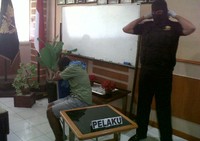 Petugas Bea dan Cukai kesulitan mendapatkan keterangan dari pria WN India yang ditangkap dalam kasus penyeludupan sabu-sabu. Pelaku menunggu perwakilan negaranya datang mendampingi. Khairul Ikhwan/detikcom.