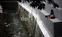 Tapi dia tidur di tempat yang salah, di pinggir kali.