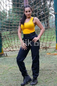 Shinta terlihat seksi dengan mengenakan tanktop kuning dipadu celana panjang berwarna hitam. Herianto Batubara/detikHot.