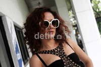 Mulan berpose usai tampil di acara DahSyat, studio RCTI, Kebon Jeruk, Jakarta Barat, Senin (11/6/2012). Gusmun/detikHot.