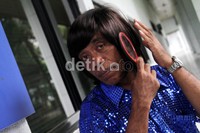 Pak Tarno pun menyempatkan diri berdandan sebelum berpose di depan fotografer saat ditemui di Studio RCTI, Kebon Jeruk, Jakarta Barat, Senin (11/6/2012). Gusmun/detikHot.