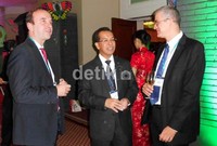 Semua anggota IATA tumplek blek bertemu dalam jamuan ini. Tampak pula Dirut Garuda Indonesia Emirsyah Satar berbincang dengan pejabat pabrikan pesawat Rolls Royce, Chief Comercial Officer-Civil Aerospace Nick A Devall dan petinggi pabrikan simulator pesawat CAE Vice President Regional Business Leader Asia Kevin Speed. Nograhany Widhi K/detikfinance.