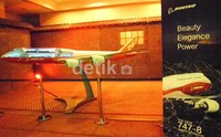 Tak lupa Boeing memasang model pesawat barunya yang superjumbo, Boeing 747-8 Intercontinental. Nograhany Widhi K/detikfinance.