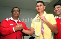 Pebulutangkis tunggal putra Indonesia Sonny Dwi Kuncoro (tengah), menunjukkan mendali juara Thailand Terbuka Grand Prix Gold didampingi Ketua Umum PBSI Djoko Santoso.