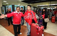 Ketua Umum PBSI Djoko Santoso (kiri), juga menyambut para pebulutangkis Indonesia lainnya yang ikut dalam turnamen bulutangkis Thailand Terbuka Grand Prix Gold di Terminal 2E, Bandara Soekarno-Hatta, Jakarta, Senin (11/06).