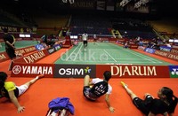 Para pemain putri negara China, tengah melakukan pemanasan sebelum sesi latihan persiapan kejuaraan bulutangkis Djarum Indonesia Open 2012, di Istora Senayan, Jakarta.