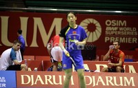 Dua pemain putra dari Denmark tengah melihat latihan para pemain bulutangkis putri China di Istora Senayan, Jakarta.