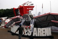 Shuttlecock raksasa menghiasi pintu gerbang Istora Senayan, Jakarta.
