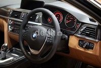 Interior BMW seri 3 yang elegan dan sporty.