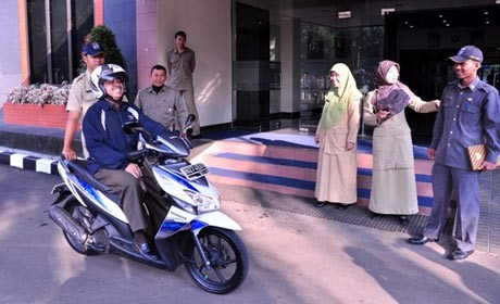 Kampanye Hemat Energi, Wali Kota Depok Naik Motor ke Kantor