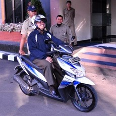 Kampanye Hemat Energi, Wali Kota Depok Naik Motor ke Kantor