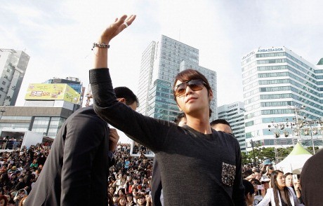 Jang Geun Suk Bagi-bagi Voucher Belanja untuk Kru Love Rain