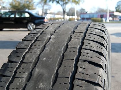 10 Trik Mendeteksi Kerusakan Mobil dari Ban