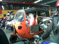 Angkutan serba guna bisa mengantar ibu ke pasar hingga bisa menjadi kendaraan cargo mengangkut motor seperti gambar ini yang tentunya tidak bisa dilakukan MPV lain. (Foto Khaidir)