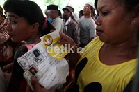 Mereka datang dengan membawa KTP dan nomor registrasi tim.