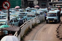 Antrean angkutan umum di terminal Kampung Melayu, Jakarta, Selasa (12/6).
