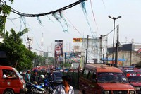 Tali plastik pun dibiarkan mengotori kabel listrik di depan terminal Kota Bekasi, Selasa (12/6/2012).