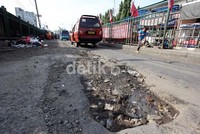 Sebagian jalan utama pun banyak yang dibiarkan berlubang dan tidak adanya perbaikan hingga kini. Wajar saja Kota Bekasi berpredikat kota terkotor.
