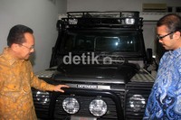 Dalam garasi milik Foke terparkir mobil Toyota Land Cruiser hitam B 8888 FB, Land Rover Defender B 8888 X hitam, dan Mercy klasik B 88 F warna hijau. Selain itu juga terdapat dua motor Harley. Agung Pambudhy/detikcom