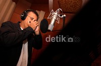 Dalam lagu Belum Ada Judul yang dibawakan oleh bang Iwan itu, ia tetap menggunakan unsur nada yang berasal dari harmonika.