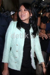Karolin tampil cantik dengan cardigan hijau dan pakaian warna hitam. Ramses/detikcom.