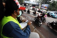 Beberapa petugas menghitung jumlah kendaraan yang melintas di Jalan Dukuh Atas, Jakarta.