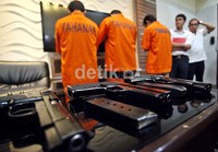 Dari tangan pelaku, polisi menyita senjata api jenis FN.