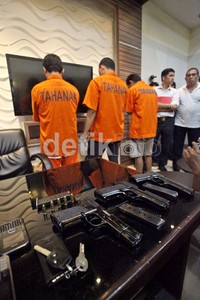 Selain senjata api, polisi juga menyita 7 handphone dan 2 unit mobil.