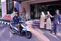 Nur Mahmudi tiba di Balai Kota Depok, Jalan Margonda Raya, Depok, Jawa Barat, Selasa (12/6/2012). Hendrik I Raseukiy/detikNews.