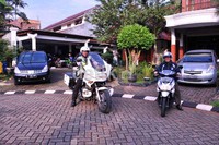Nur Mahmudi berangkat ke kantornya dengan dikawal satu voorijder. Hendrik I Raseukiy/detikNews.