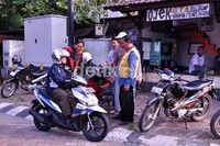 Nur Mahmudi juga menemui beberapa tukang ojek mengkampanyekan gerakan tanpa kendaraan roda empat untuk wilayah instansi pemerintahannya setiap hari Selasa. Hendrik I Raseukiy/detikNews.