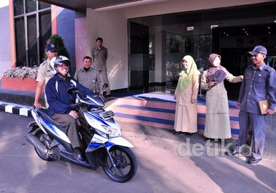Wali Kota Depok Ngantor Naik Motor